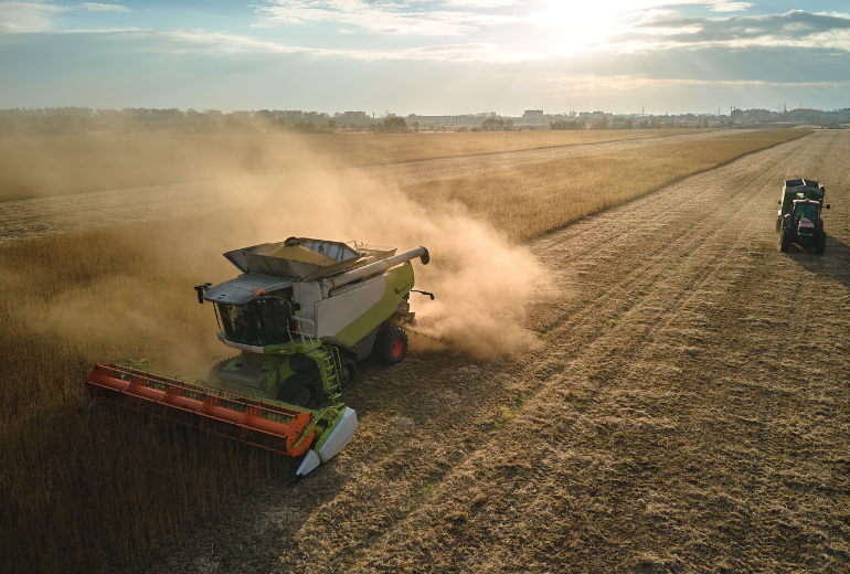 Apoio com caminhões para movimentação de terra e logística de obra